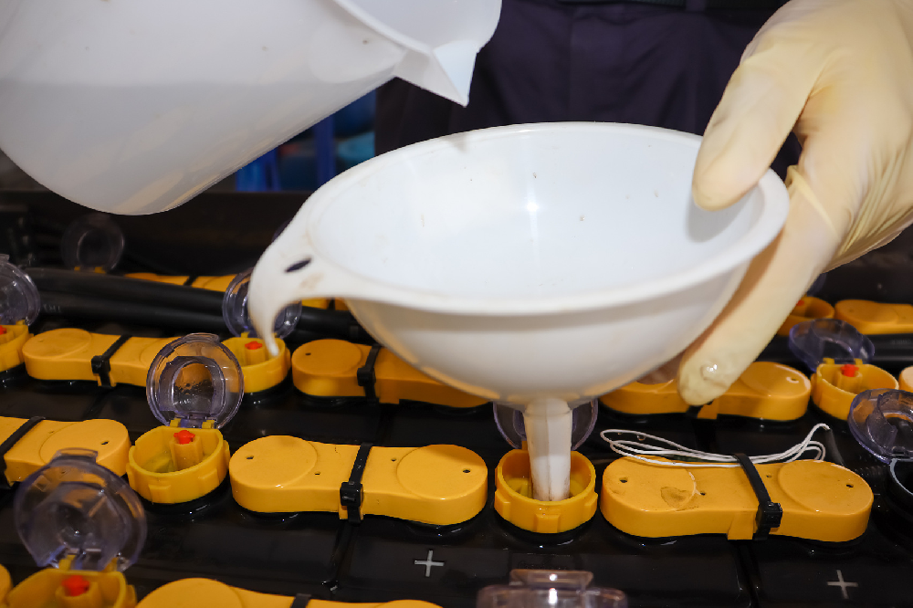 電瓶里面沒水了應(yīng)如何處理？缺水會對電瓶造成何種損害？