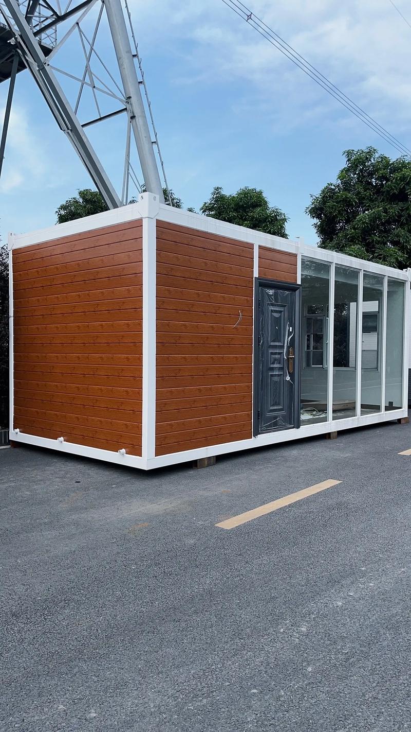 這套移動(dòng)房是李總為了招呼兄弟朋友過(guò)來(lái)家庭聚會(huì),想在泳池邊擺兩